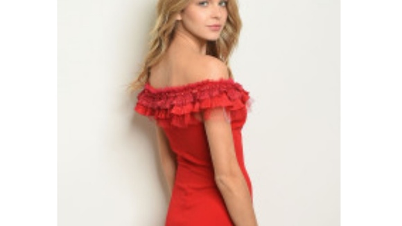 Gorgeous red off the shoulder dress.Form fitting - Picture 2 of 5